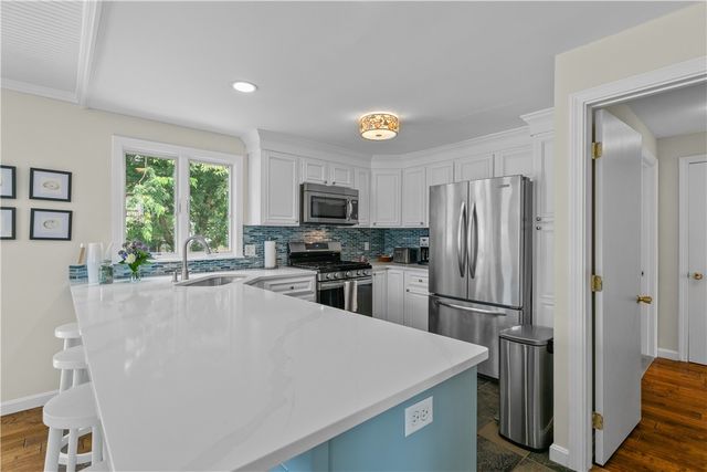 59 Berkley Avenue, Portsmouth, RI 02871