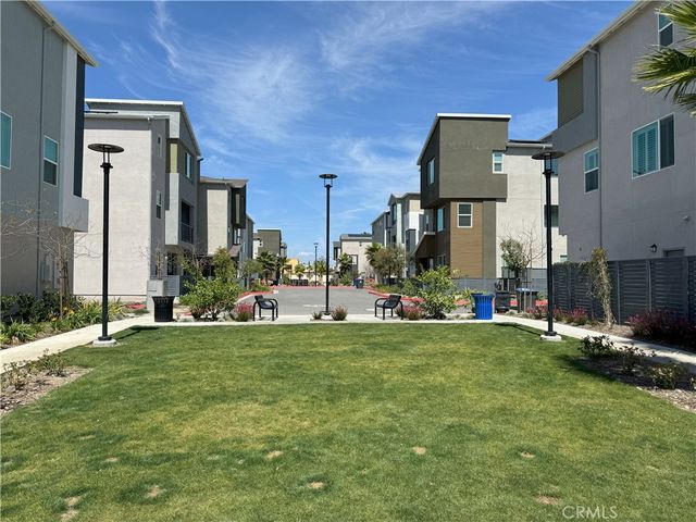 913 E 2nd Street, Santa Ana, CA 92701