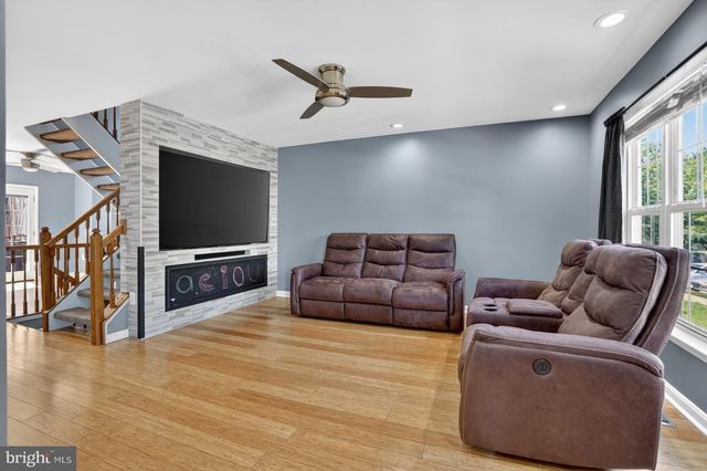 12887 HUNTERBROOK DR, Woodbridge, VA 22192