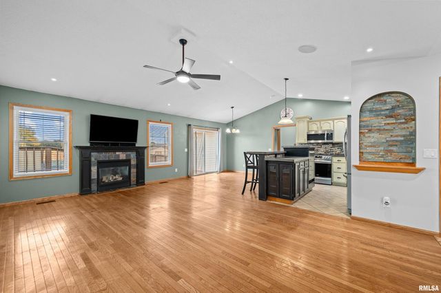 1405 E 7TH Street, Coal Valley, IL 61240