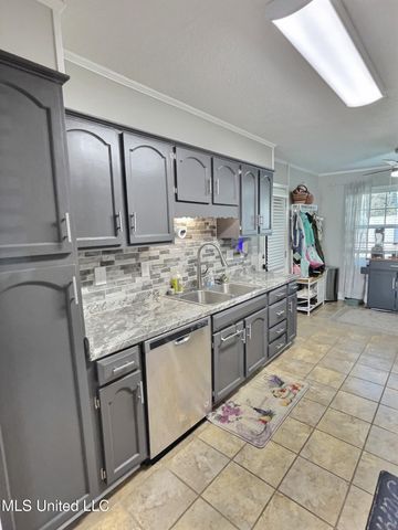 1400 Sussex Drive, Ocean Springs, MS 39564