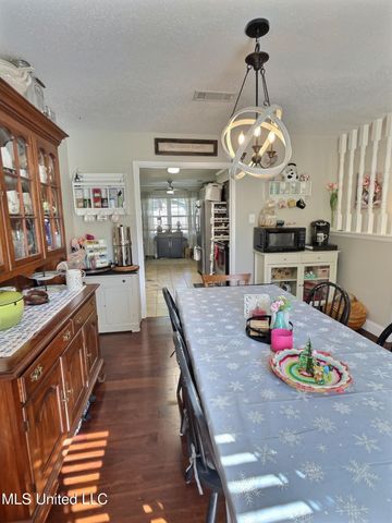 1400 Sussex Drive, Ocean Springs, MS 39564