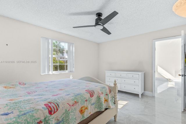 10738 N Saratoga Dr, Cooper City, FL 33026