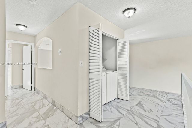 10738 N Saratoga Dr, Cooper City, FL 33026