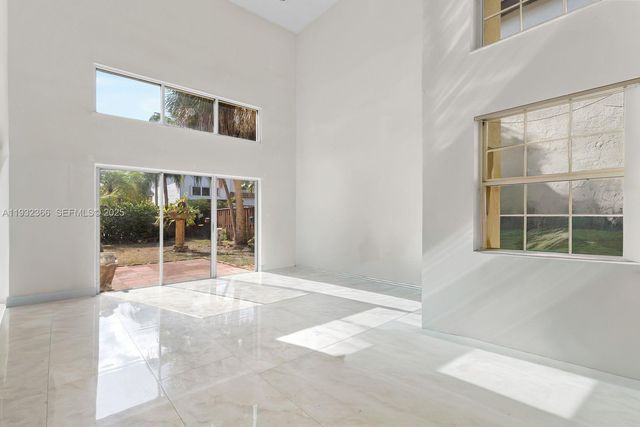 10738 N Saratoga Dr, Cooper City, FL 33026