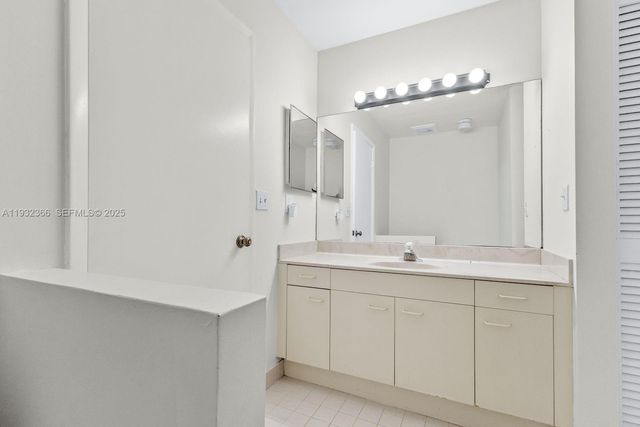 10738 N Saratoga Dr, Cooper City, FL 33026