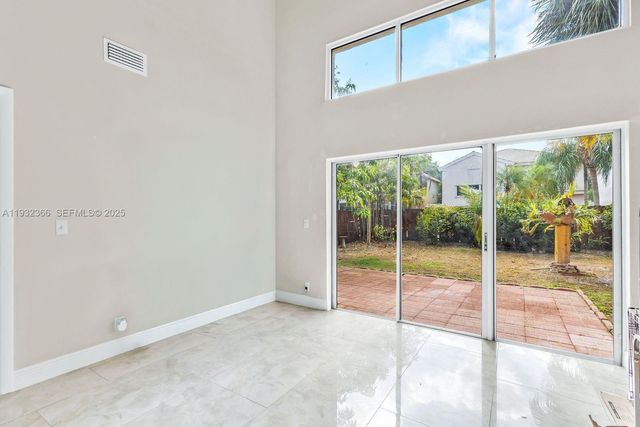 10738 N Saratoga Dr, Cooper City, FL 33026