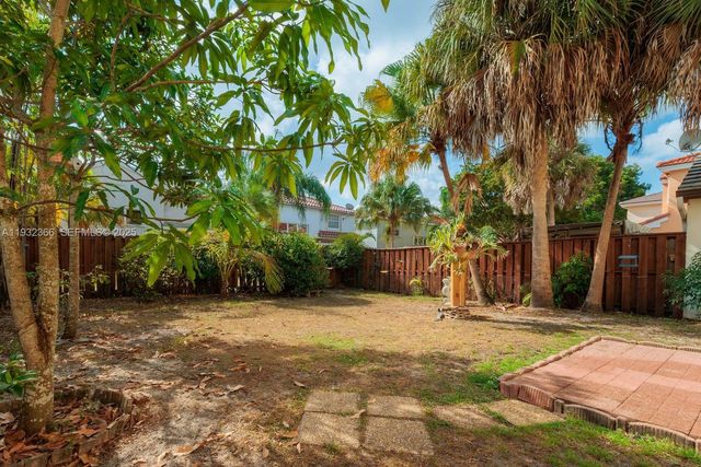 10738 N Saratoga Dr, Cooper City, FL 33026