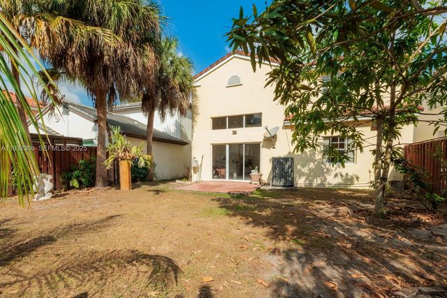 10738 N Saratoga Dr, Cooper City, FL 33026