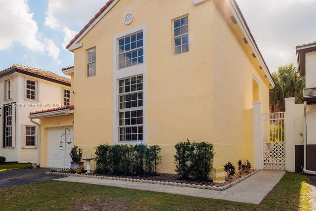 10738 N Saratoga Dr, Cooper City, FL 33026