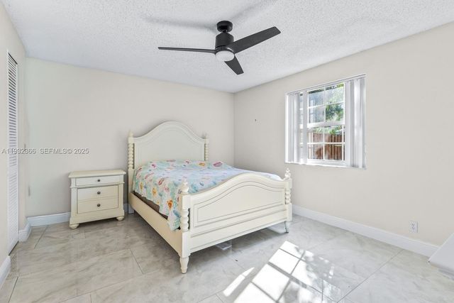 10738 N Saratoga Dr, Cooper City, FL 33026