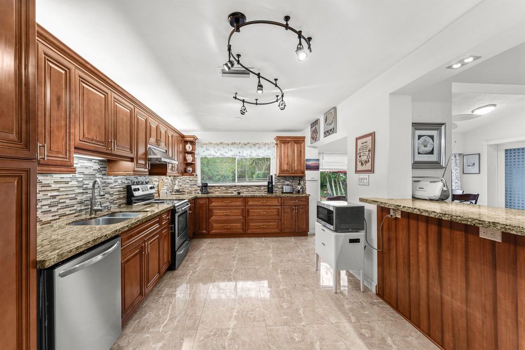 6989 Quince Lane, Lake Worth, FL 33467