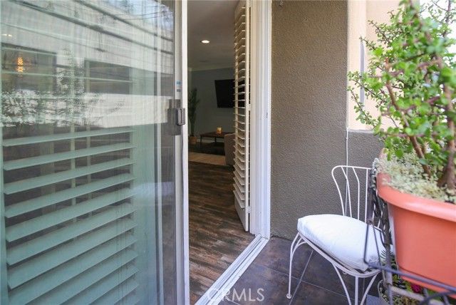 14141 Dickens 111, Sherman Oaks, CA 91423