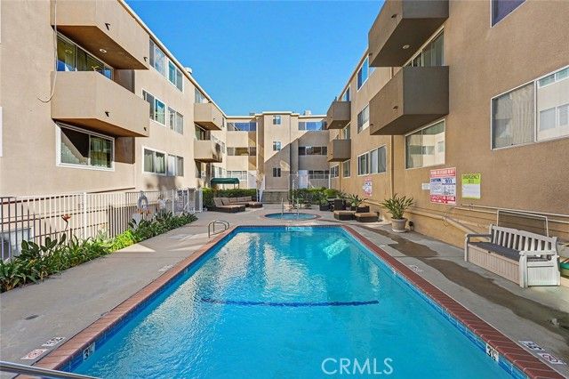 14141 Dickens 111, Sherman Oaks, CA 91423