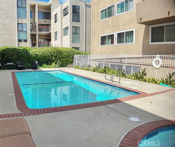 14141 Dickens 111, Sherman Oaks, CA 91423