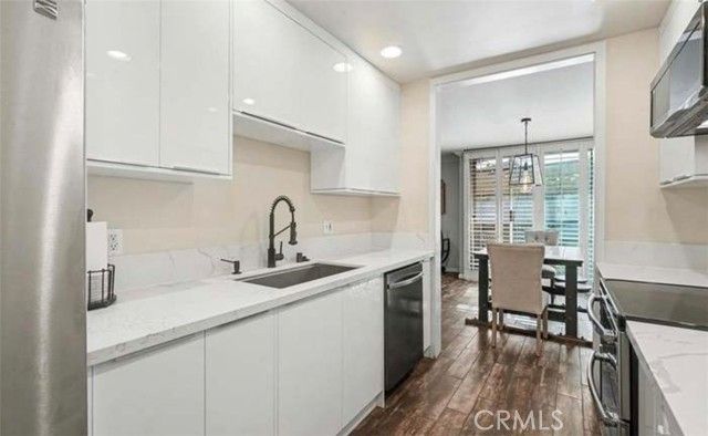 14141 Dickens 111, Sherman Oaks, CA 91423