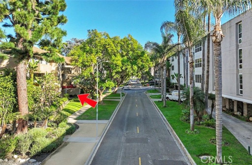 14141 Dickens 111, Sherman Oaks, CA 91423