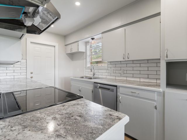 3925 Heatherglen Street, Bay City, TX 77414