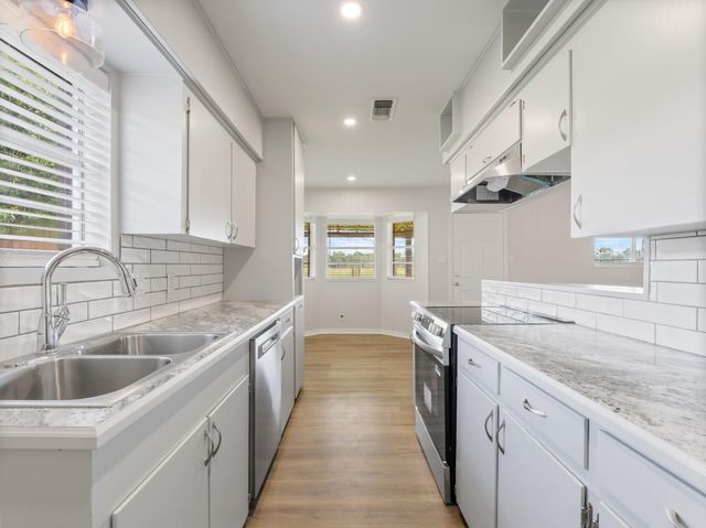 3925 Heatherglen Street, Bay City, TX 77414