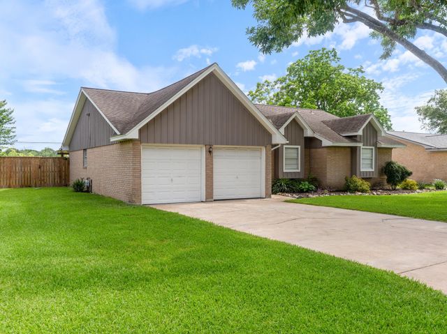 3925 Heatherglen Street, Bay City, TX 77414