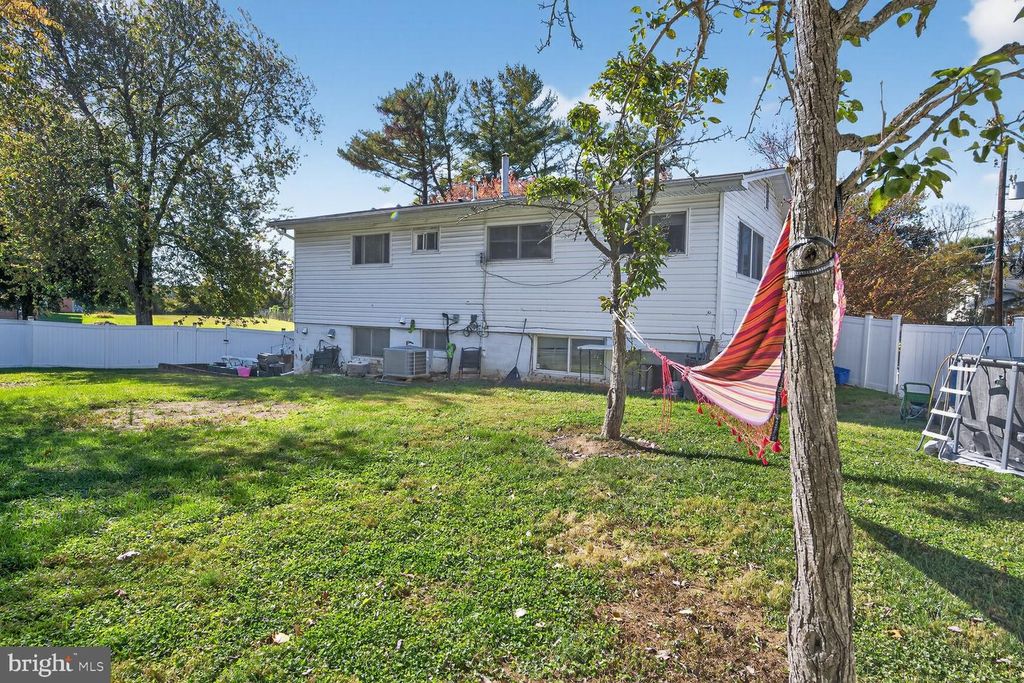 Image 10 of property listing at 11901 HUNTERS LN, Rockville, MD 20852