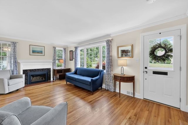 378 Roosevelt Ave, Springfield, MA 01118