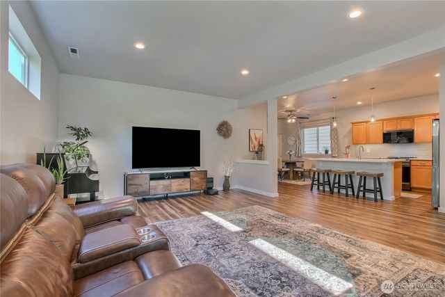 6236 Radiance Blvd E, Fife, WA 98424