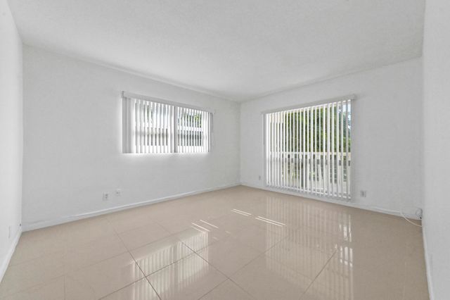 2755 NE 28th Avenue F-1, Lighthouse Point, FL 33064