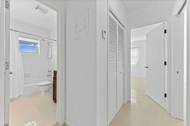 2755 NE 28th Avenue F-1, Lighthouse Point, FL 33064