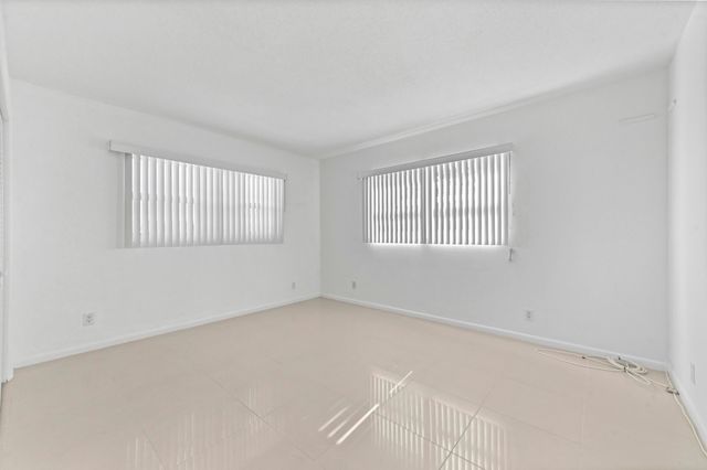 2755 NE 28th Avenue F-1, Lighthouse Point, FL 33064