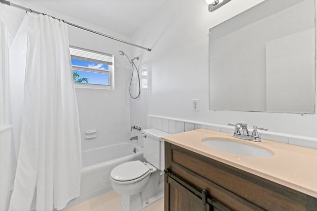 2755 NE 28th Avenue F-1, Lighthouse Point, FL 33064