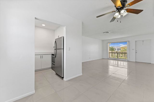 2755 NE 28th Avenue F-1, Lighthouse Point, FL 33064