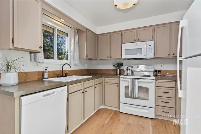 8491 W Holbrook Ct, Boise, ID 83704