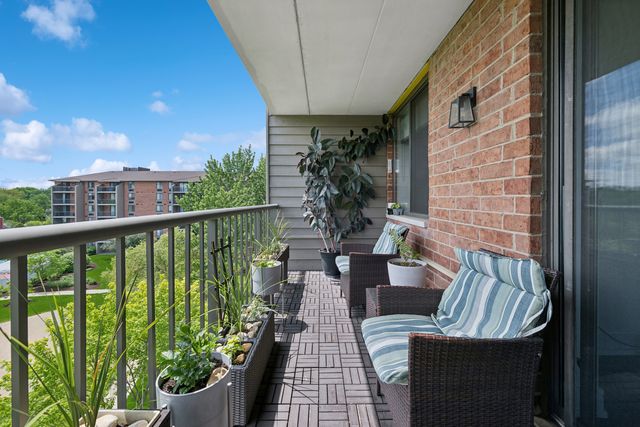 75 Kristin Circle 512, Schaumburg, IL 60195