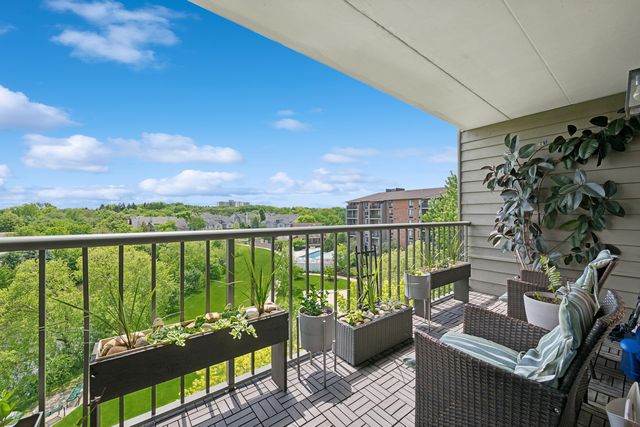 75 Kristin Circle 512, Schaumburg, IL 60195