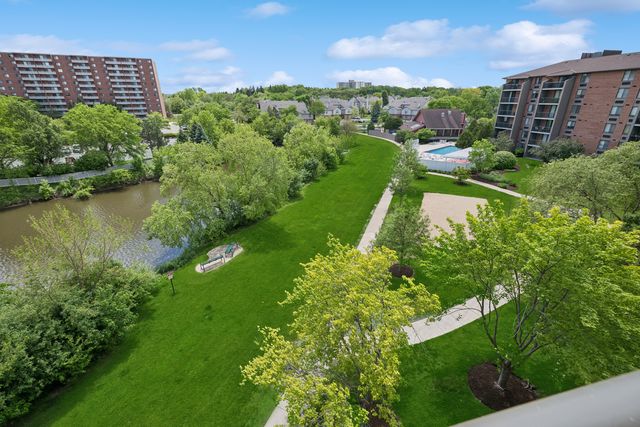 75 Kristin Circle 512, Schaumburg, IL 60195