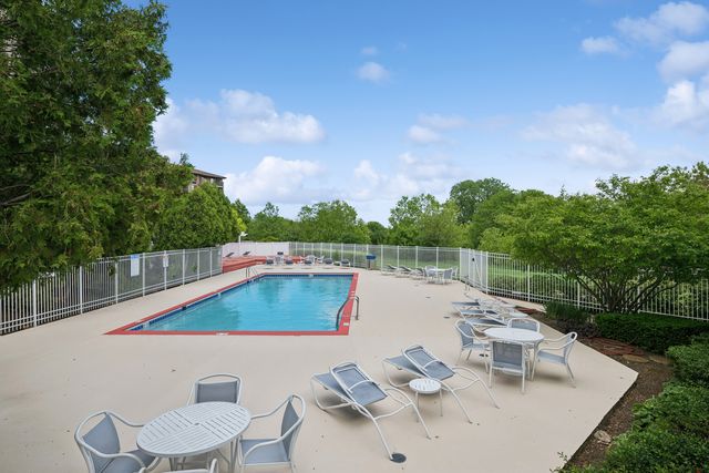 75 Kristin Circle 512, Schaumburg, IL 60195