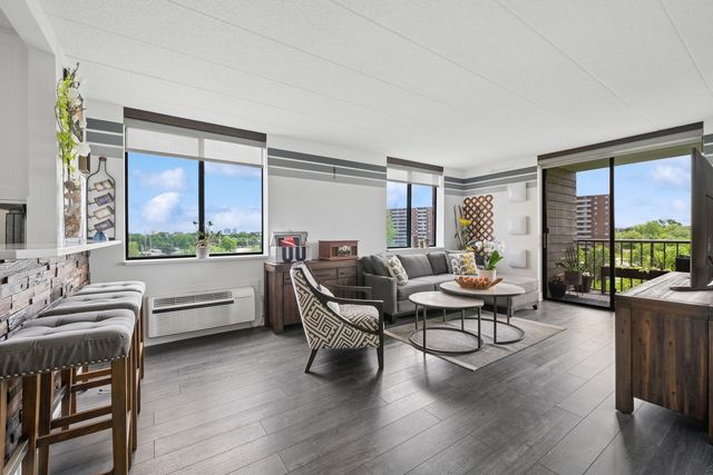 75 Kristin Circle 512, Schaumburg, IL 60195