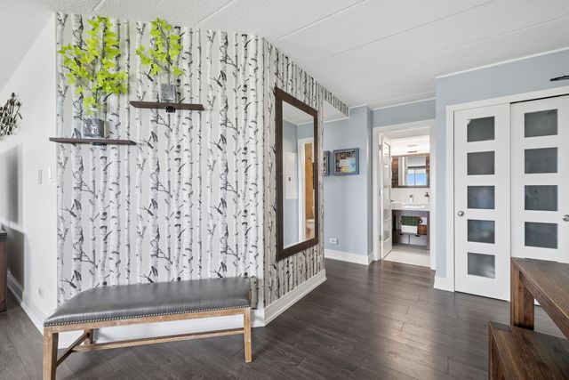 75 Kristin Circle 512, Schaumburg, IL 60195