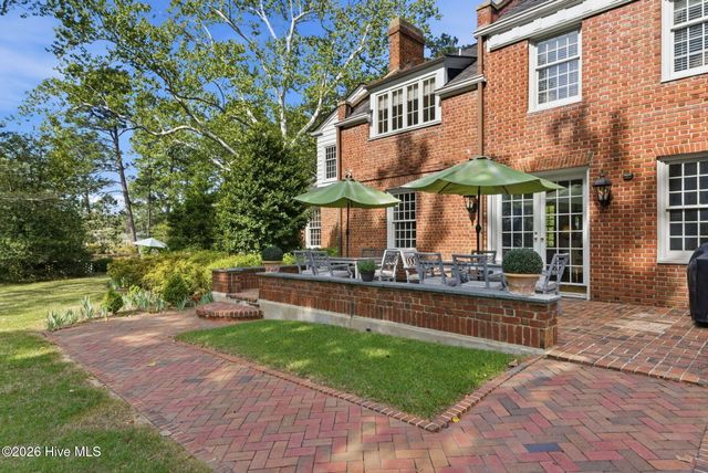 200 Hollycrest Drive, Pinehurst, NC 28374