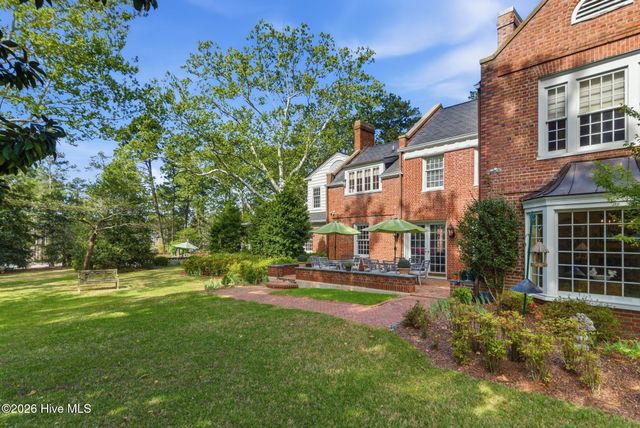 200 Hollycrest Drive, Pinehurst, NC 28374