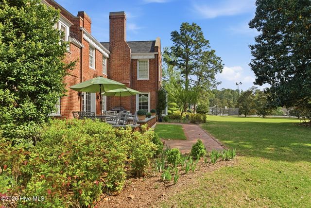 200 Hollycrest Drive, Pinehurst, NC 28374