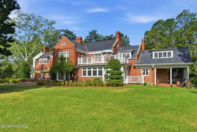 200 Hollycrest Drive, Pinehurst, NC 28374