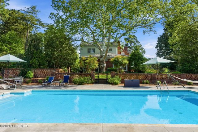200 Hollycrest Drive, Pinehurst, NC 28374