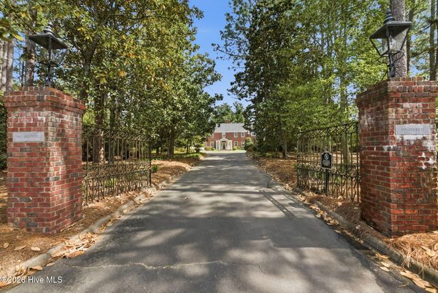 200 Hollycrest Drive, Pinehurst, NC 28374