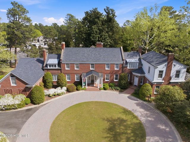 200 Hollycrest Drive, Pinehurst, NC 28374