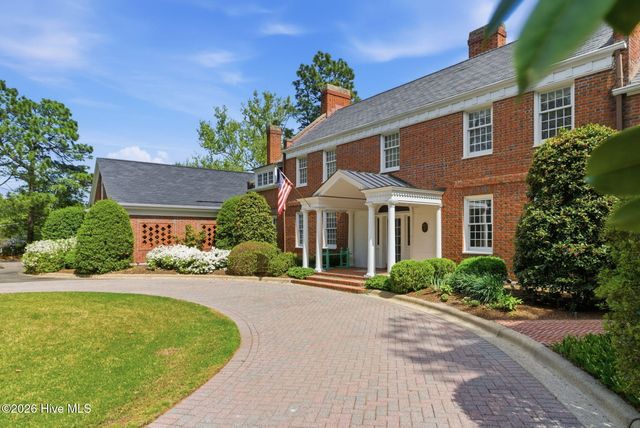 200 Hollycrest Drive, Pinehurst, NC 28374