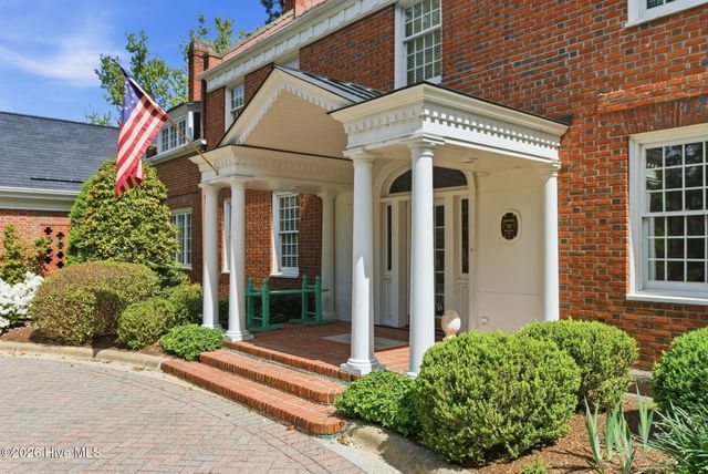 200 Hollycrest Drive, Pinehurst, NC 28374