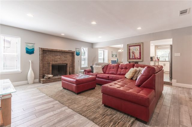 2719 Whispering Trail Circle, Pantego, TX 76013