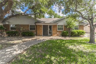 2719 Whispering Trail Circle, Pantego, TX 76013